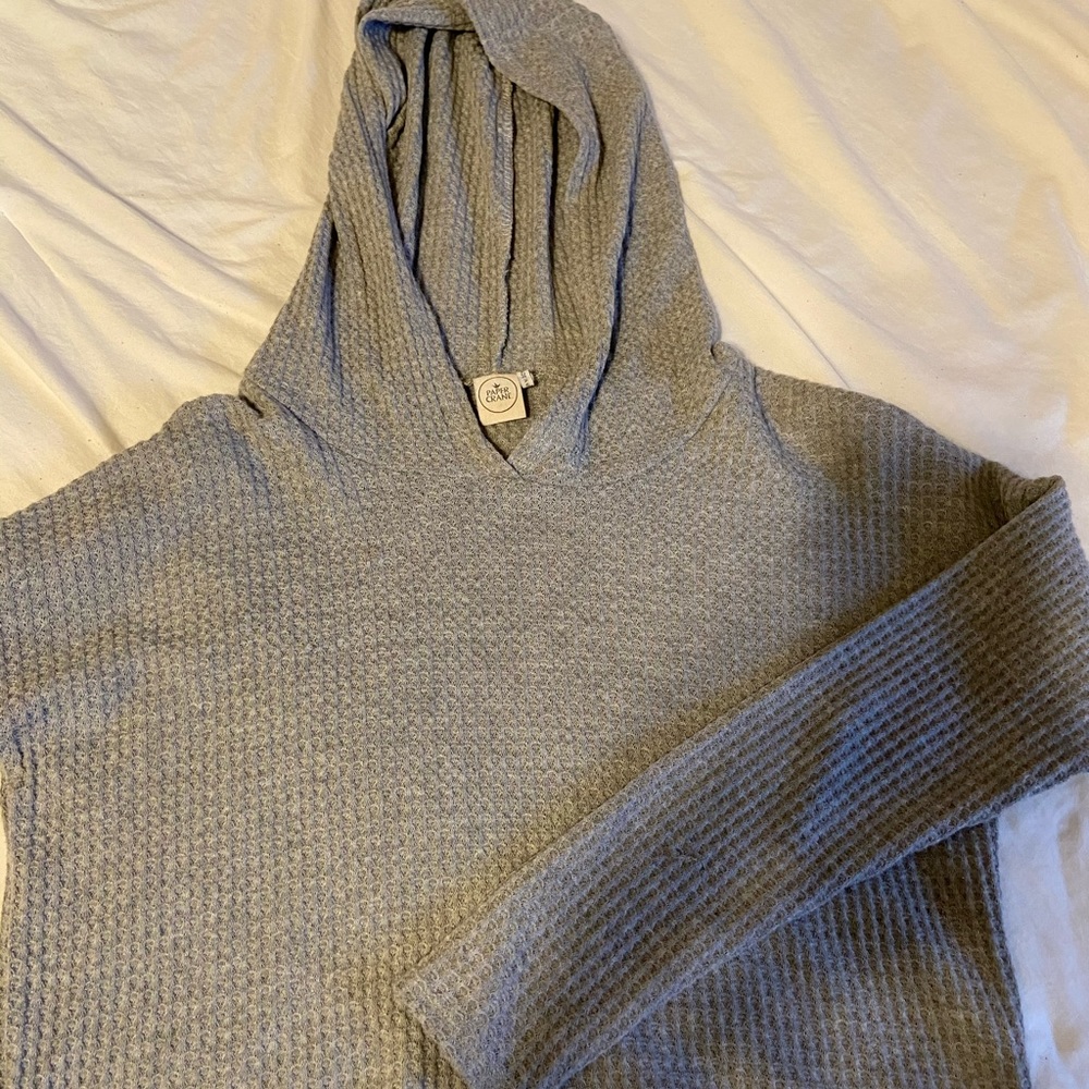 Long sleeve cropped shirt with hood.
